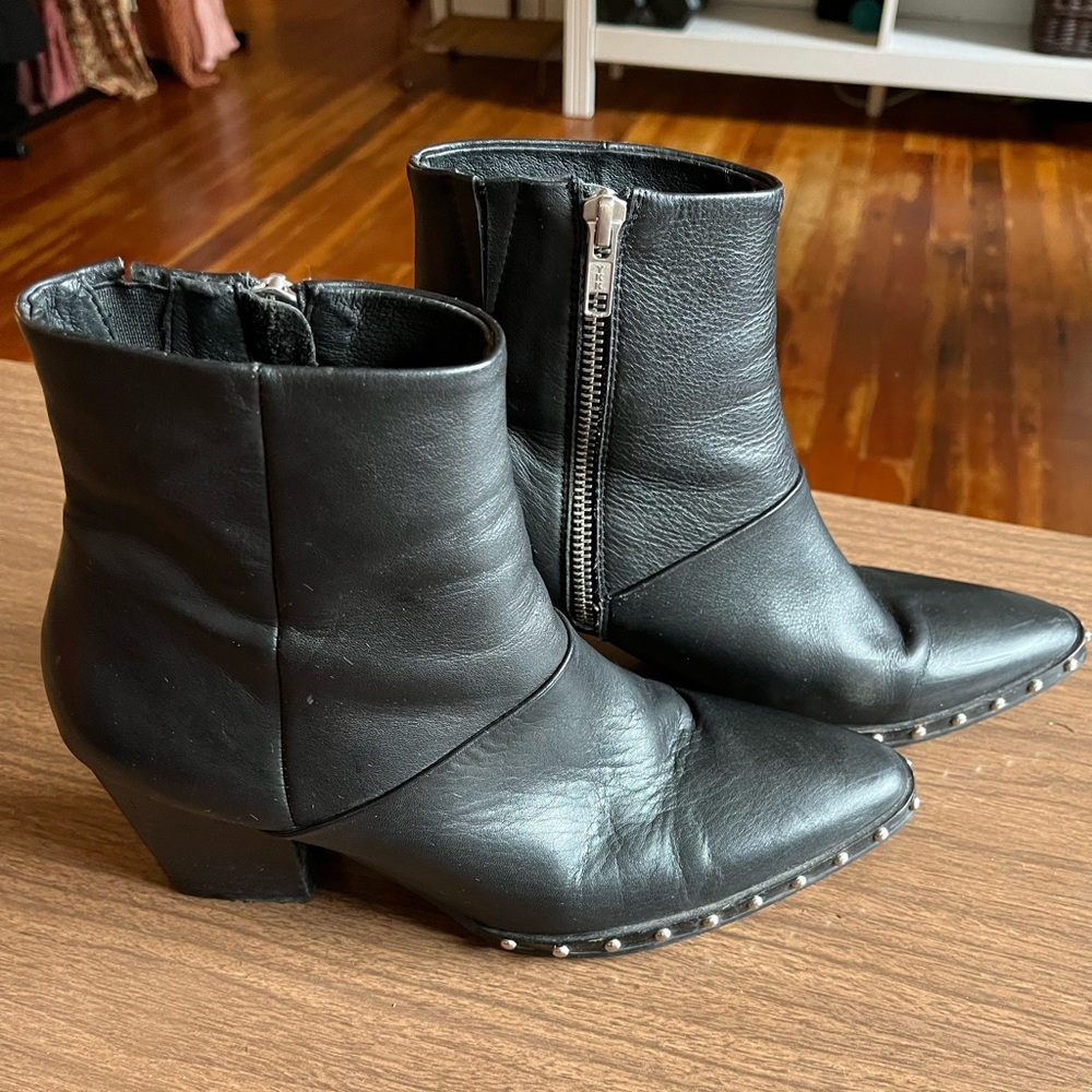 Ankle boot w/studs and side zip